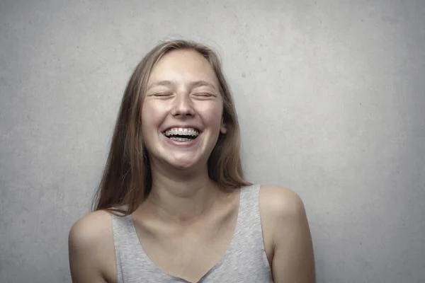 a beautiful woman w2ith braces smiling